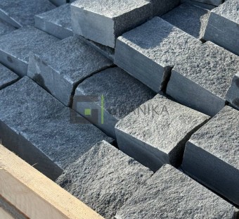 Брусчатка гранитная пилено-колотая Габбро Диабаз