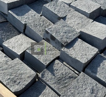 Брусчатка гранитная пилено-колотая Габбро Диабаз