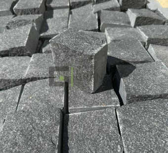 Брусчатка гранитная пилено-колотая Габбро Диабаз