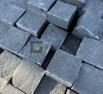Брусчатка гранитная пилено-колотая Габбро Диабаз