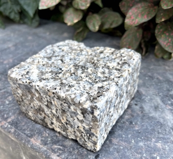 Брусчатка гранитная пилено-колотая Pauline Grey
