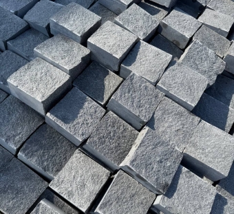 Брусчатка гранитная пилено-колотая Габбро Диабаз
