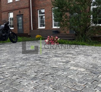 Брусчатка гранитная пилено-колотая Black Flower