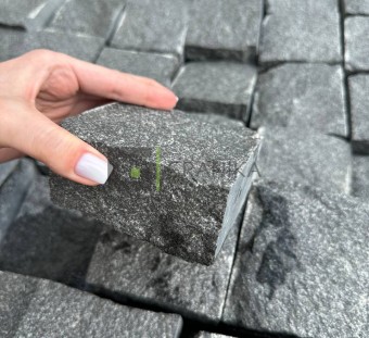 Брусчатка гранитная пилено-колотая Габбро Диабаз